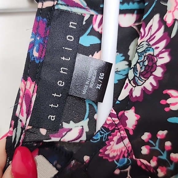 Woman's Floral Top with mesh peekaboo shoulders New - Picture 3 of 6